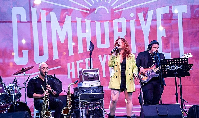 İzmir Büyükşehir Belediyesi tarafından Cumhuriyet Bayramı’nın 102’nci yılı kutlamaları kapsamında