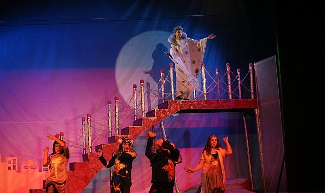 Yaklaşık 30 yıldır aralıksız olarak sahnelediği oyunlarla kentin kültür sanat