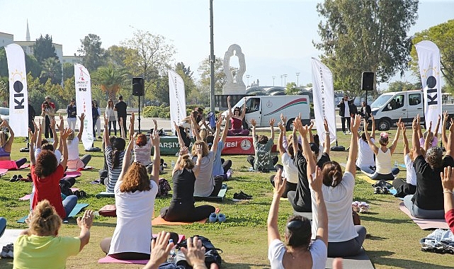 Karşıyakalılar, yaz mevsimini açık havada yoga etkinliği ile uğurladı.