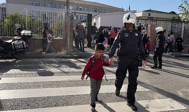 Keçiören Belediyesi Zabıta Müdürlüğü’ne bağlı ekipler, okulların açılmasıyla birlikte ilçe