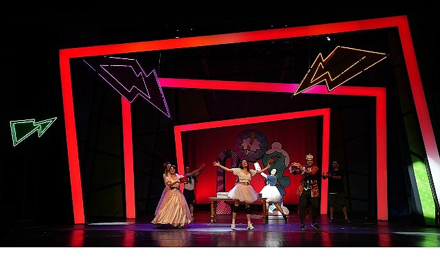 Kocaeli Büyükşehir Belediyesi’ne bağlı Şehir Tiyatroları, yeni sezona dopdolu bir