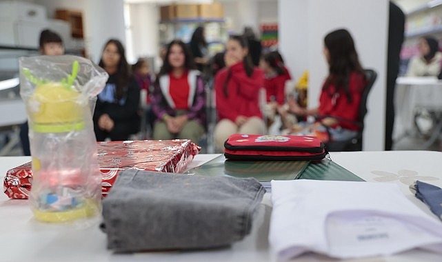 Konaklı kız çocukları Konak Belediyesi’nin kendileri için düzenlediği etkinlikte bir