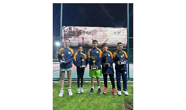 Osmangazi Belediyespor Tenis Takımı sporcuları, 29 Ekim Cumhuriyet Kupası Turnuvası’nda