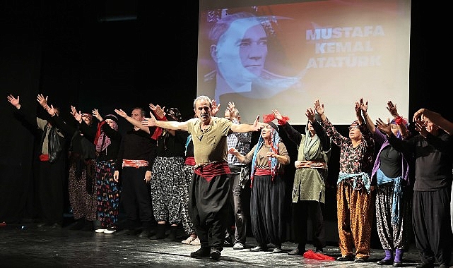 Konak Belediyesi’nin 29 Ekim Cumhuriyet Bayramı kutlamaları kapsamında sahnelenen “Kuvayi