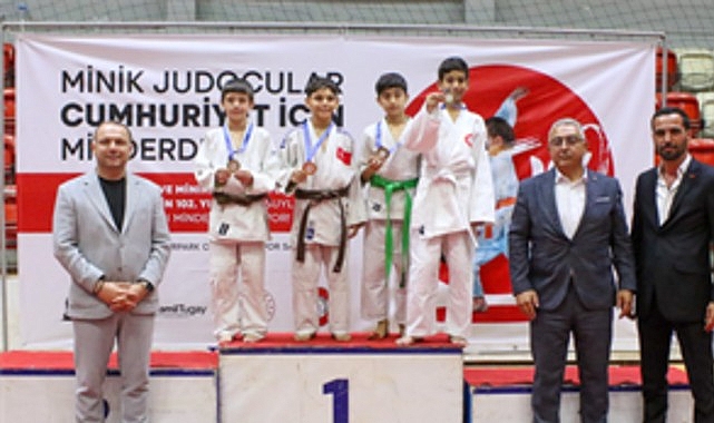 İzmir Büyükşehir Belediyesi tarafından 29 Ekim Cumhuriyet Bayramı için organize