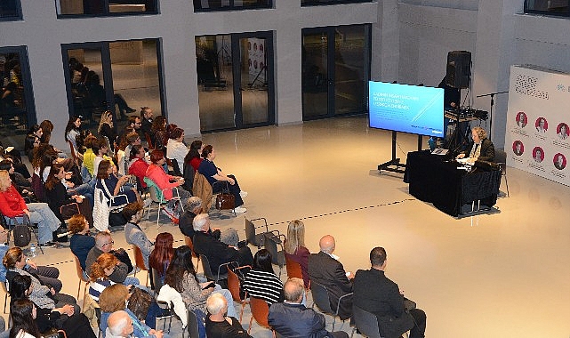 Nilüfer Belediyesi’nin “Çağımızda İnsan” temasıyla başlattığı Felsefe Buluşmaları’nın ilk konuğu