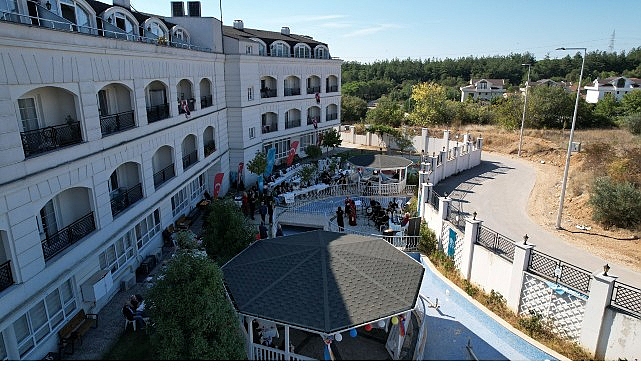 Nilüfer Belediyesi’nin düzenlediği etkinlikte huzurevi sakinleri, müzik ve dans eşliğinde