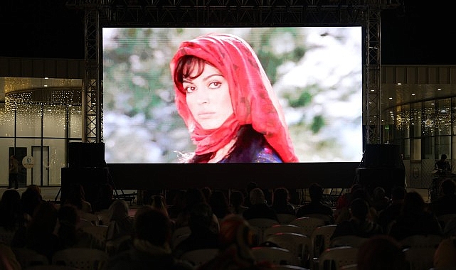 Kocaeli Büyükşehir Belediyesi, Milli İrade Meydanı’nda “Selvi Boylum Al Yazmalım”