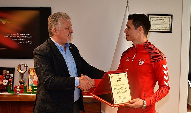 Düzce’de oynanan futbol müsabakasında tribünde rahatsızlanan taraftar için maçı durdurup