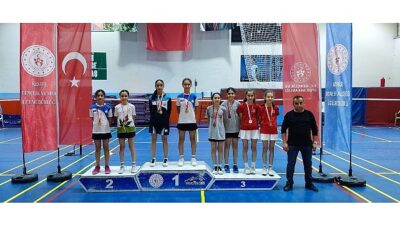 Osmangazi Belediyespor Badminton Takımı sporcuları, kıyasıya mücadelelerin yaşandığı Cumhuriyet Kupası