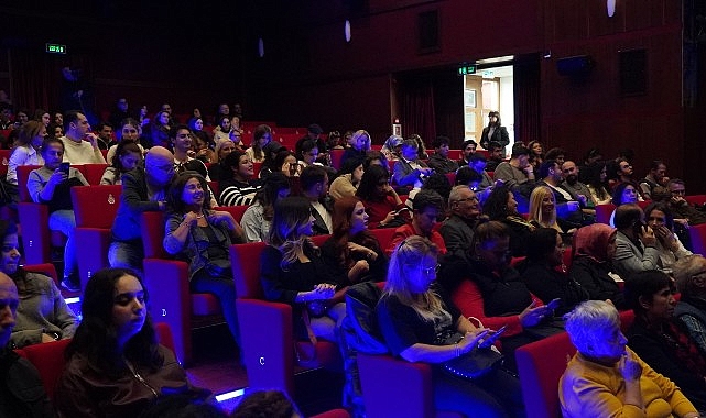 İstanbul Büyükşehir Belediyesi Şehir Tiyatroları Dennis Kelly’nin yazdığı, Ogeday Erkut’un yönettiği “Öksüzler” oyununu