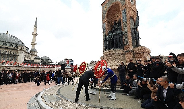 Türkiye Cumhuriyeti’nin 102’nci kuruluş yıldönümü, Taksim Cumhuriyet Anıtı’nda gerçekleştirilen çelenk