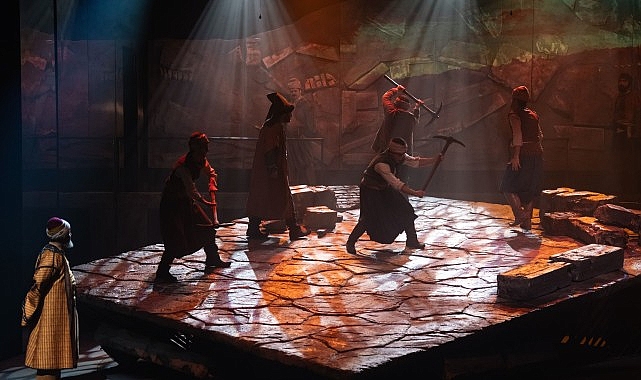 Kocaeli Şehir Tiyatroları, SDKM’de dünya prömiyerine ev sahipliği yaptı.