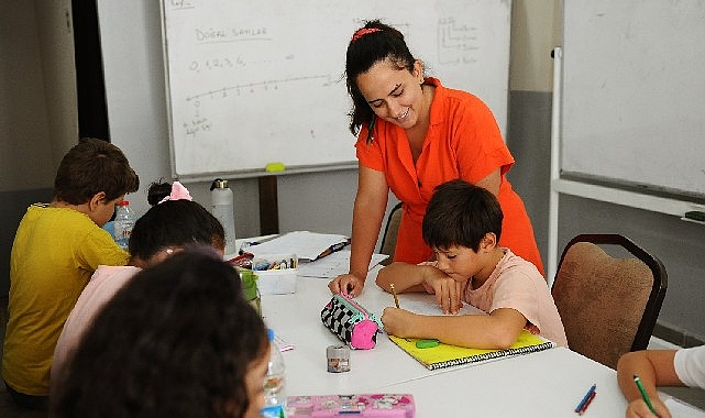 Sosyal belediyecilik anlayışıyla eğitime destek çalışmalarını sürdüren Karşıyaka Belediyesi, Vecdi Altay