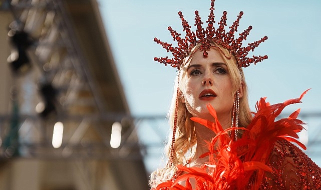 İzmir'de moda severlerin ilgiyle izlediği BEATRİX Gelinlik Açılış Defilesi, ünlü