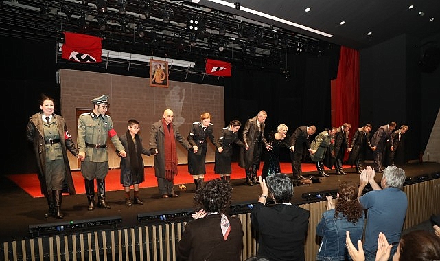 İstanbul Büyükşehir Belediyesi Şehir Tiyatroları, beğeniyle izlenen oyunlarından “Yaşamak mı,