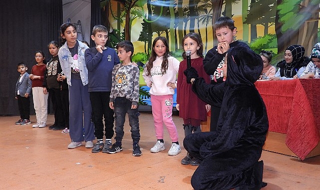 Karaman Belediyesi’nin ara tatil dolayısıyla çocuklara yönelik düzenlediği ücretsiz tiyatro