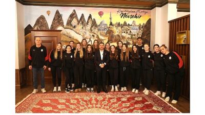 Galatasaray Sutopu Kadın takımı Nevşehir Belediye Başkanı Rasim Arı’yı makamında