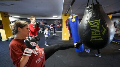 Buca Belediyesi’nin, ücretsiz olarak düzenlediği kick boks dersleri ilçedeki kadınlar