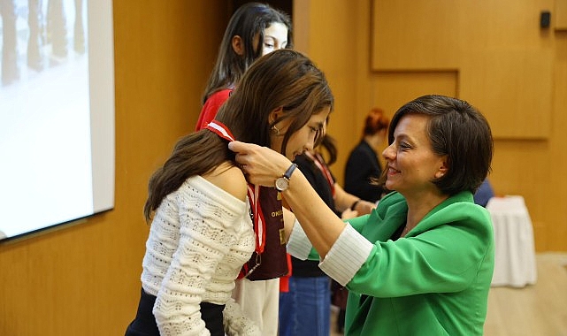 Karabağlar Belediyesi, 24 Kasım Öğretmenler Günü etkinlikleri kapsamında Başöğretmen Atatürk