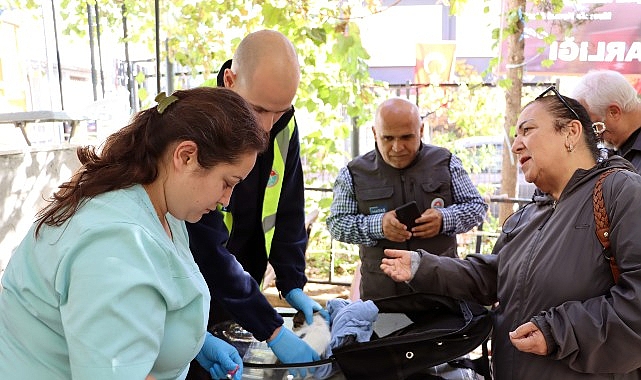 Maltepe Belediyesi’ne bağlı veteriner ekipleri, kedi ve köpeklere yerinde müdahale