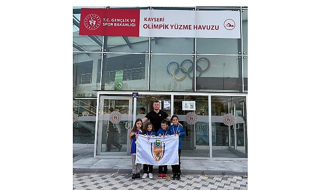 İnegöl Belediye Spor Kulübü yüzme branşı sporcuları, Kayseri’de düzenlenen Atatürk’ü