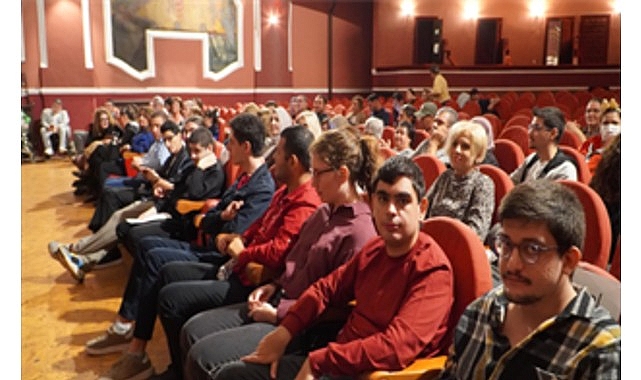 İzmir Büyükşehir Belediyesi’nin nöroçeşitli gençleri iş hayatına hazırlayan İş için