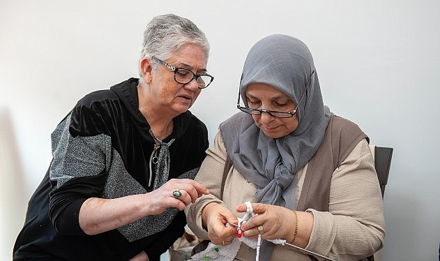 Karşıyaka Belediyesi’nin kadınlara yönelik kursları, yaklaşık 300 kadına meslek edinme