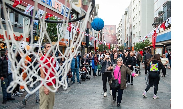 Karşıyaka Belediyesi, Hergele Meydanı’na basketbol potası kurarak vatandaşları spora ve