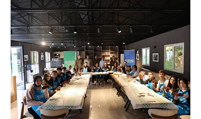 Kartepe Belediyesi Derbent Gençlik Kampı’nda lise öğrencileri deri malzemelerle gözlük