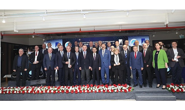 Kocaeli Büyükşehir Belediye Başkanı Tahir Büyükakın, KSO Sürdürülebilir Performans Ödül