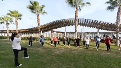 Konak Belediyesi’nin kentin farklı noktalarında düzenlediği açık havada sabah sporu,