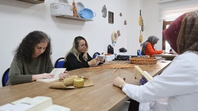 Nevşehir Belediyesi tarafından yürütülen Ev Aksesuarları Hazırlama kursunda; kitap okuma