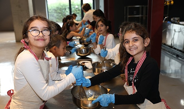 Nilüfer Belediyesi’nin düzenlediği “Çocuklar Depoda” etkinliğinde çocuklar, mutfaktan seramiğe, dramadan