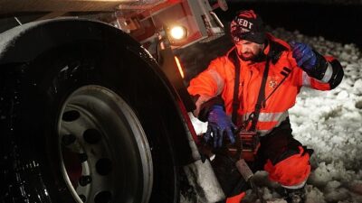 Sert vuran Norveç kışında, ölümcül hale gelen yollarda kurtarma talepleri