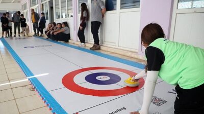      Antalyalı kız çocukları “Floor Curling” sporu