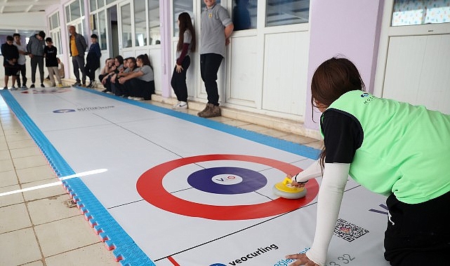      Antalyalı kız çocukları “Floor Curling” sporu