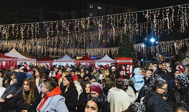 Balçova Belediyesi’nin Cumhuriyet Meydanı’nda düzenlediği Balçova Yeni Yıl Festivali, yoğun