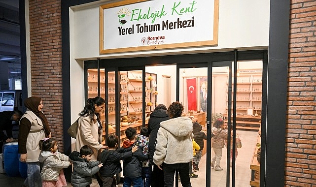 Bornovalı çocuklar, Yerel Tohum Merkezi’nde düzenlenen etkinlikte tohum topu yapmayı