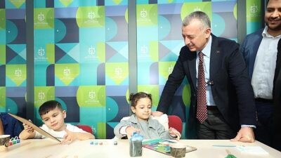 Kocaeli Büyükşehir Belediye Başkanı Tahir Büyükakın, Dilovası Kütüphanesi’ni inceledi.