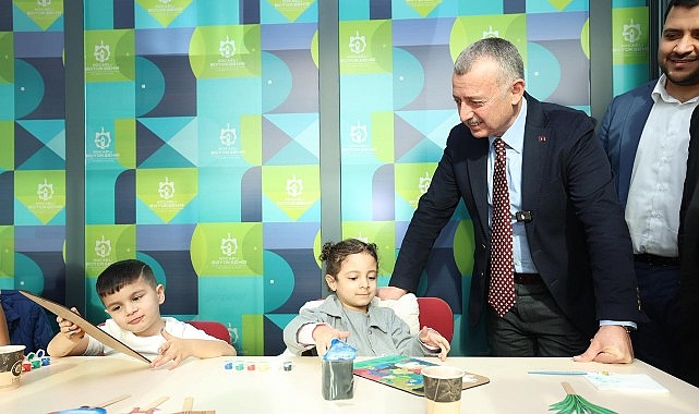 Kocaeli Büyükşehir Belediye Başkanı Tahir Büyükakın, Dilovası Kütüphanesi’ni inceledi.