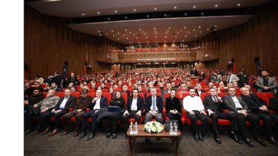 Kocaeli Büyükşehir Belediyesi’nin Aşık Veysel Anma Programı, yoğun bir katılıma