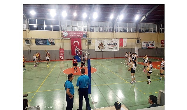 Çiğli Belediyesi Spor Kulübü’nün altyapı voleybol takımları liglerde rüzgar gibi
