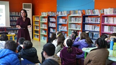 Antalya Büyükşehir Belediyesi’ne bağlı Doğan Hızlan Kütüphanesi’nde düzenlenen etkinlikte çocuklar,