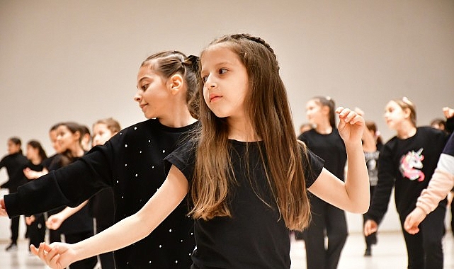 Bu yıl kurulan Lüleburgaz Belediyesi Çocuk Halk Dansları Topluluğu, çalışmalarına