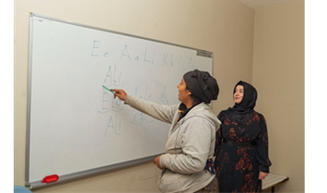 İzmir Büyükşehir Belediyesi’nin Bayındır Çırpı’daki Dayanışma Merkezi, gıdadan eğitime uzanan