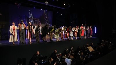 İstanbul Büyükşehir Belediyesi Şehir Tiyatroları, hikayesi, müzikleri ve dekoruyla dikkat