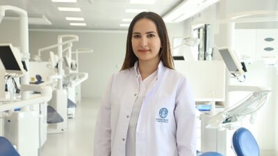 Diş eti büyümesi (diş eti hiperplazisi), genellikle diş ile diş