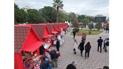 Karşıyaka Belediyesi tarafından Bostanlı Zühtü Işıl Meydanı’nda düzenlenen Yeni Yıl