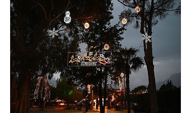 Kemer Belediyesi, ilçe genelinde yeni yıl için hazırlıklarını tamamladı.